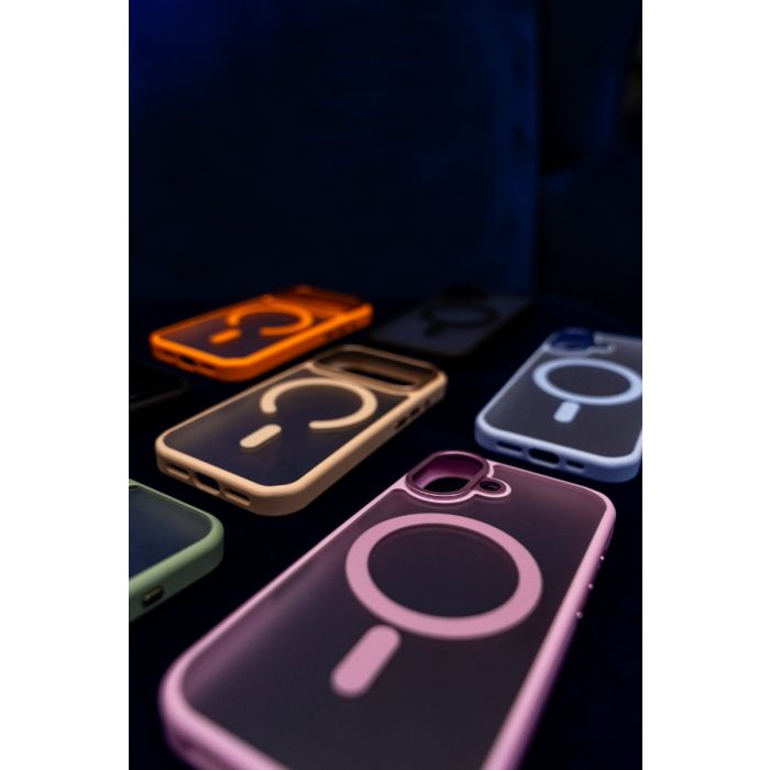 Black Moov Luxe Edge Case with MagSafe for iPhone 17 Pro by Oraxxi, featuring a sleek protective design and precise cutouts.